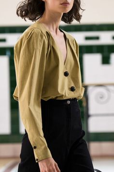 Lemaire Spring 2017. Gorgeous mustardy yellow blouse with v-neck and black buttons Spring Paris, Paris Haute Couture, Moda Paris, Fashion Spring, 가을 패션, Fashion Mode, Business Casual Outfits, Spring 2017