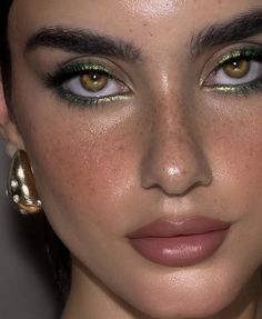 Pink Glossy Lips Aesthetic, Boho Makeup Ideas, Green Aesthetic Makeup, Halloween Makeup Pink, Glossy Lips Aesthetic, Black Eyes Makeup, Ribbon Makeup, Green Eye Makeup