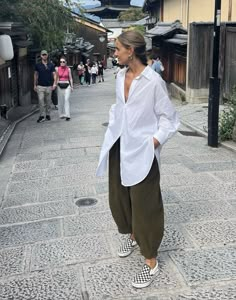 Bangkok Street Style, White Shirts Outfits, San Francisco Street Style, Envy Clothing, Wu Wear, Minimal Outfit, Spring Fits, Japanese Street Fashion, Minimal Fashion