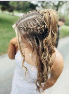 Cute Hairstyles For Junior Bridesmaids, Hoco Hairstyles Down Medium Hair, Braid Hoco Hairstyle, Hoco Dance Hairstyles, Freshman Hoco Hairstyles, Hair Styles For Hoco Down, Hoco Hair Styles Medium Length, Homecoming Hair Styles 2024, Senior Picture Ideas Hairstyles