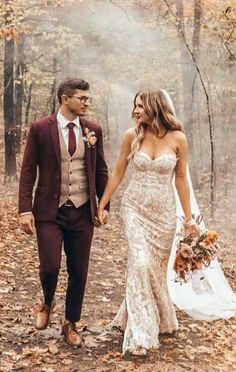 Wedding Tuxedo For Men Fall, Mens Fall Tux Wedding, Marron Wedding Suit, Maroon Tweed Wedding Suit, Groom And Groomsmen Attire Terracotta, Burgundy Suits Wedding, Mens Wedding Colors, October Wedding Tux Grooms, November Wedding Suits