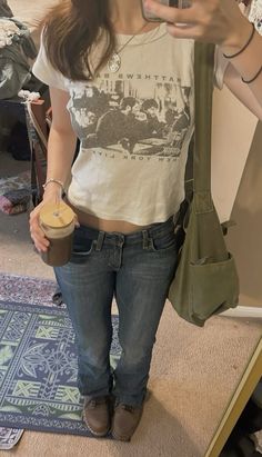 brandy melville messenger bag grunge downtown girl Messenger Bag Outfit Aesthetic, Coffee Outfit Ideas, Messenger Bag Outfit, Downtown Grunge, Downtown Girl Style, Grunge Downtown, Downtown Style, Ruffled Tops, Brandy Melville Outfits