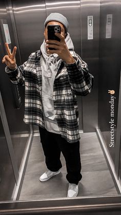 Simple Hoodie Outfit, How To Wear Beanies, Beanie Looks Street Styles, Oversized Flannel Outfits Winter, Beanie Outfit Men Street Styles, Hoodie Under Shirt Outfit, Black Beanie Outfit, Beanie Outfit Men, Fall Outfits Men Streetwear