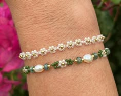 Pretty Homemade Bracelets, Mini Bead Bracelet, Beaded Bracelet Inspiration, Friendship Bracelets Beads, Flower Bead Bracelet, Beaded Flower Bracelet, Aesthetic Bracelet, Bracelet Aesthetic, Daisy Bracelet