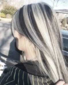 Black And Light Blonde Hair, Black And White Streaks Hair, White Hair Black Streak, White Hair With Dyed Tips, White Hair With Black Streak, Black And Silver Skunk Hair, White Hair Black Highlights, White Hair With Black Ends, Skunk Hair Platinum Blonde