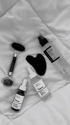 Black And White Aesthetic Skincare, Vision Board Skincare Black, Skin Care Black Aesthetic, Self-care Aesthetic Dark, Nice Skin Aesthetic, Black Skin Care Aesthetic, Dark Skincare Aesthetic, Self Care Aesthetic Dark, Skincare Dark Aesthetic