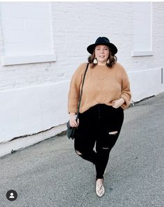 Hipster Outfits For Women Plus Size, Black Mom Jeans Outfit Plus Size, Sneaker Plus Size Outfit, Plus Size Rainy Day Outfit, Plus Size Tomboy Fashion, Plus Size Mom Jeans, Oversized Shirt Outfit, Glasses Outfit, New York Outfits