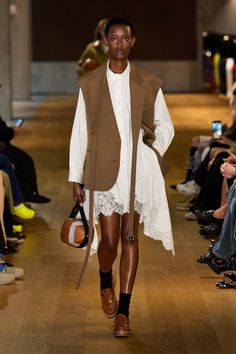 Mocha Mousse, Style Analysis, 2025 Fashion, 90s Fashion Outfits, Copenhagen Fashion Week, Destroyed Jeans, Recycle Clothes, Shirt Dresses