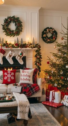 Christmas Apartment, Cozy Christmas Decor, Christmas Living Room, Creative Christmas Trees, Christmas Decor Inspiration, Cosy Christmas, Christmas Decorations Living Room, Christmas Themes Decorations, Christmas Room Decor