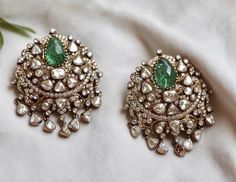 Emerald Sets Jewellery Indian, Antique Kundan Jewellery, Mozonite Jewelry, Gold Studs Earrings Indian, Polki Studs, Kundan Jewellery Bridal, Polki Earrings, Antique Jewellery Designs, Jewelry Set Design