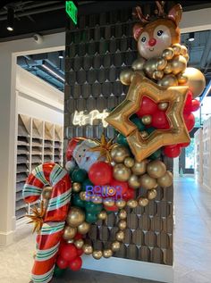 Christmas Party Balloons, Christmas Balloon Garland Ideas, Christmas Balloons Decorations, Christmas Balloon Columns, Balloon Arrangements Birthday, Christmas Balloon Ideas, Thanksgiving Balloon Garland, Balloon Christmas Decorations, Christmas Balloon Decor