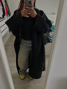 Trench Black Coat Outfit, Long Coat Outfit Black Women, Outfit With Black Trench Coat, How To Style Black Trench Coat, Black Trench Coat Winter Outfit, Black Long Trench Coat Outfit, Black Women Outfits Winter, Outfit Manteau Long Noir, Plus Size Trench Coat Outfit