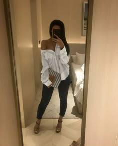 Casual Glamour Style, Women Evening Outfits, Cute Fancy Outfits For Dinner, Long Sleeve Club Outfits, Winter Restaurant Outfit, Casual Day Drinking Outfit, Button Down Blouse Outfit, Open Shirt Outfit Women, Dinner Clothes Outfits Night