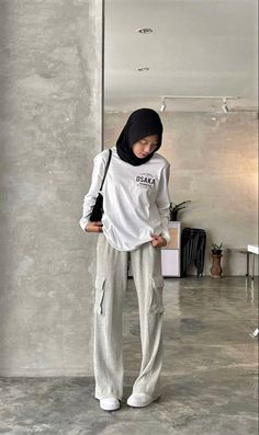 Ootd Cargo Pants Hijab, Cargo Pants Outfit Hijab, Spill Ootd, Cargo Outfit, High Waisted Pants Outfit, Muslim Outfits Casual, Hijab Style Casual, Hijabi Style, Streetwear Clothes