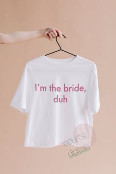 a t - shirt that says i'm the bride, duh on it