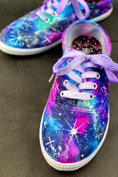 Tye Dye Converse Diy, Sharpie Tye Dye Shoes, Space Shoes Painted, Tye Dye Shoes With Sharpies, Sharpie Canvas, Diy Galaxy Shoes, Galaxy Painted Shoes, Sharpie Tie Dye