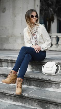 24 Stunning Fall Outfit Ideas (Autumn Fashion) – livelovequote Divine Woman, Orientation Outfit, Minimalist Moda, Gray Concrete, Chic Chic, Minimalist Women, Woman Sitting, Minimalist Wardrobe, Brunch Outfit