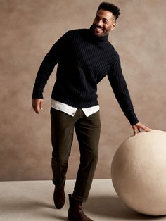 A true classic, this turtleneck sweater uses wide, ribbed-knit stitches to add an element of luxurious texture and warmth, ensuring its place as a seasonal favorite in your wardrobe season after season.  SUSTAINABILITY: Made by Italy's Filpucci mill, Black Men Fall Fashion, Mens Turtleneck Outfits, Mens Christmas Party Outfit, Turtleneck Suit, Banana Republic Outfits, Mens Dressy Casual, Br Monogram, Turtleneck Outfits, Big And Tall Style