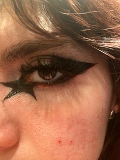 Inner Corner Star Eyeliner, Red Eye Makeup Grunge, Red Star Makeup, Star Clown Makeup, Black Eyeliner Ideas, Rockstar Eyeliner, Clown Eyeliner, Star Makeup Y2k, Red Eyeliner Looks