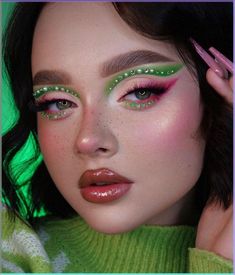 Watermelon Eye Makeup, Green Red Makeup, Red Green Makeup, Yule Makeup, Grinch Inspired Makeup, Creative Christmas Makeup Ideas, Red And Green Makeup, Green Christmas Makeup, Creative Christmas Makeup Looks