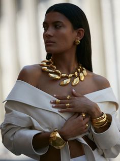 Jewelry Aesthetic Luxury, Western Gold Jewellery, Jewelry Details, Gold Jewelry Photoshoot, Big Jewelry Aesthetic, Big Gold Jewelry, Accessories Photoshoot, Jewels Aesthetic, Statement Jewelry Outfit