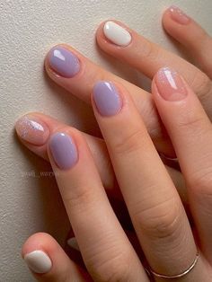 light purple nails: with white and glitter Light Purple Nail Polish, Light Purple Nails, Barbie Pink Nails, Mauve Nails, Turquoise Nails, Stunning Nails, Fun Nail Colors, Peach Nails, Pink Glitter Nails