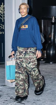 Camo Style Outfits, Blue And Camo Outfit, Purple And Gold Outfit Ideas, Mens Camo Pants Outfit, Camo Shorts Men Outfit, Outfit Ideas Men Korean, Purple And Gold Outfit, Gold Outfit Ideas, Camo Pants Outfit Men