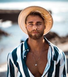 Chapéu Panamá: proteja-se do sol com estilo Mens Summer Hats, Summer Holiday Outfits, Casual Beach Wear, Mens Summer Outfits, Mens Casual Outfits Summer, Men's Swimwear, Style Punk, Men Beach, Photography Poses For Men