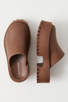 Spring 2023 Shoe Trends, Cute Clogs, 2023 Sandals Trends, Work Mules, 2023 Shoes Trends Women, 2000 Inspired Outfits, Madewell Clogs, Different Style Aesthetics, Spring Shoes 2023