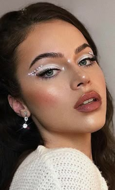 Crystal Make Up Look, Make Up Ideas Euphoria, Euphoria Make Up Ideas, Rhinestone Make Up Looks, Pearl Makeup Looks Euphoria, Make Up Inspo Euphoria, Euphoria Makeup Inspiration, Make Up Con Strass, Make Up With Strass Glitter