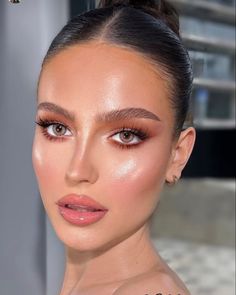 Brown Eye Bridal Makeup Natural Looks, Braidmaids Makeup Look, Glossy Wedding Makeup, Braidmaids Hairstyles, Soft Blush Makeup, Nude Bridal Makeup, Glowy Glam Makeup, Makeup Cantik