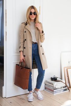 Normcore Style Outfits, Burberry Trench Outfit, Khaki Coat Outfit, Khaki Trench Coat Outfit, Burberry Trench Coat Outfit, Trench Outfit, Converse Outfits, Daily Moments, Trench Coat Outfit