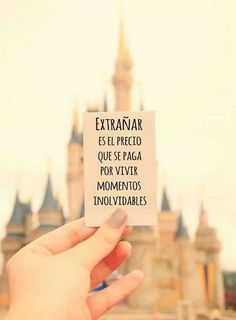 someone holding up a card with the words extranar est el priecio que se paja for viviro momentos in front of disney's