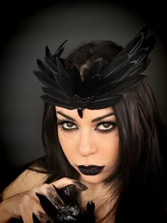 Black Feather Crown, Black Feather Headpiece, Bird Dance Costume, Crow Costume Ideas, Raven Headpiece, Raven Costume Diy, Raven Bird Costume, Raven Costume Halloween, Raven Headdress