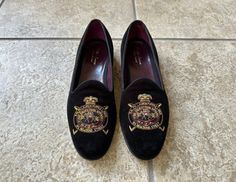 Here is a vintage pair of velvet slippers by "Edward Green" for "Ralph Lauren Purple Label." They are tagged a size 7.5, but please use the measurements provided to ensure a proper fit. Made in England of what is assuredly velvet, these feature a black colorway and a Purple Label bullion crest on the toe. CONDITION: Excellent vintage condition, with gentle wear throughout from age and use - please note all the photos for an idea of the wear. MEASUREMENT: -Insole: 10.75" -Outsole: 11.25" -Width a Edward Green, Velvet Slippers, Velvet Loafers, Vintage Ralph Lauren, Purple Label, Ralph Lauren Purple Label, Ivy League, Business Casual Men, Loafer Shoes