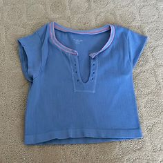 -Never Worn/ Perfect Condition -Super Cute Crop Top -Size M/L, Fits Size Small Too -Super Stretchy And Comfy Go For Gold Top Outfits, Light Blue V-neck Casual Crop Top