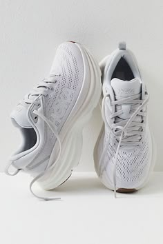 White Chunky Tennis Shoes, Cute Running Outfits For Women, Comfy Shoes For Work, Hoka Bondi 8 Women Outfit, Hokas Aesthetic, Hoka Shoes Woman Outfit, Hoka Trainers, White Hokas, Women’s Hoka Shoes