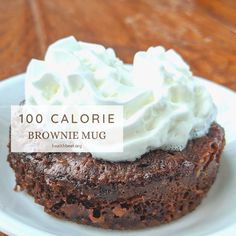 a close up of a plate of food on a table with the words, 100 calorie brownie mug