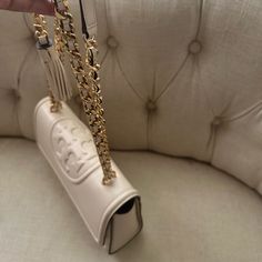 New- Never Worn Authentic Tory Burch Purse - With Gold Chain. Color- Cream Canvas Beach Tote, Tory Burch Kira Chevron, Tory Burch Crossbody Bag, Tory Burch Clutch, Tory Burch Shoulder Bag, Kira Chevron, Tory Burch Purse, Tory Burch Crossbody, Tory Burch Wallet