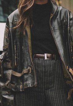 Biker Fashion Aesthetic, Indie Sleeze Clothes, Style Thoughts By Rita, Leather Jacket Aesthetic, Black Outfit Aesthetic, Total Black Outfit, 40s Mode, Midi Dress Layering, Total Black