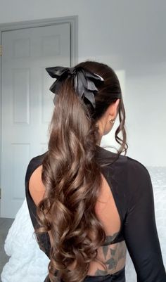 Long ponytail hairstyle for heatless curls with perfect black bow - perfect easy quick hairstyle for school, work, lunch date etc One Curl Ponytail, Black Bow Ponytail, Ponytail Curls Hairstyles, Hairstyles For School Dances Curls, Curled Hair In Ponytail, Formal Hairstyles With Bow, Hairstyles With Black Bow, Ponytail Hairstyles For Wavy Hair, Elegant School Hairstyles