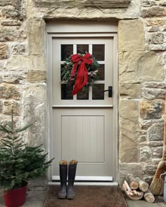 Christmas Porch Aesthetic, English Christmas Aesthetic, Cottage Christmas Aesthetic, French Cottage Christmas, English Cottage Christmas, English Christmas, English Cottage Style, Christmas Front Doors, Cottage Christmas