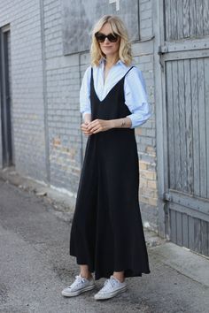 El mismo vestido, pero sobre una camisa de popelín. Outfit Minimalista, 90s Slip Dress, Quoi Porter, Fashion Blogger Outfit, Street Dress, Slip Dresses, Looks Street Style, Fashion Blogger Style