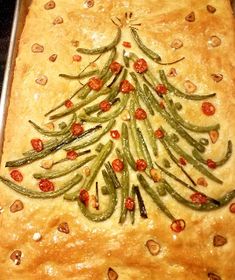 a christmas tree made out of green beans on top of a pie crust in a pan