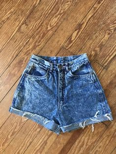 Grunge Summer Festival Bottoms, 90s Acid Wash Bottoms For Spring, Fitted Denim Shorts For Festivals, Retro Cutoff Shorts For Spring, Festival Distressed Short Bottoms, Distressed Festival Shorts, Retro Denim Jean Shorts For Summer, Vintage High-waisted Jean Shorts For Spring, High Rise Jean Shorts For Festival