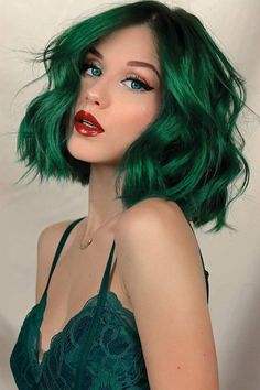 Colores fantasía: mantenimiento en casa, trucos y qué deberías saber antes de teñirte Green Hair Dye, Arctic Fox Hair Color, Semi Permanent Hair Color, Short Hair Color, Hair Color Blue, Permanent Hair Color, Hair Dye Colors, Hair Color Dark