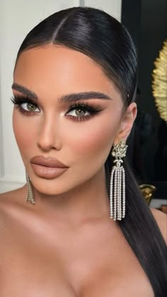 Smokey Eye For Wedding Brides Make Up, Black Smokey Eye Bridal Makeup, Bling Eyeshadow Looks, Smokey Eye 2023, Brown Eyes Glam Makeup, Dramatic Bridal Makeup For Brown Eyes, Winter Glam Makeup Looks, Dramatic Wedding Makeup For Brown Eyes, Elegant Makeup For Brown Eyes