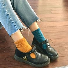 Mismatched Shoes, Mismatched Socks, Socks Outfit, Socks Aesthetic, Shoes Aesthetic, Shoe Inspo, Aesthetic Shoes, Mode Inspo, Aesthetic Grunge