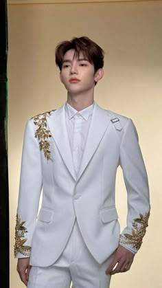 White And Gold Prom Suit, Tiara Aesthetic, Versatile Fall Outfits, Mens White Suit, Graduation Suits, Prince Clothes, Met Gala Outfits, Wedding Outfits For Groom, Stylish Mens Suits