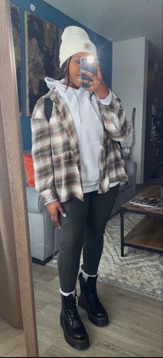 Bonfire Outfit Fall Night Cold, Boots And Joggers Outfit, Cute Winter Outdoor Outfits, Bonfire Outfit Winter, Style Uggs, Casual Rainy Day Outfit, Bonfire Outfit, Cold Day Outfits, Wardrobe Aesthetic